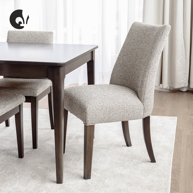 Chaise de salle à manger rembourrée en tissu beige avec pattes en bois foncé, style contemporain et confortable.