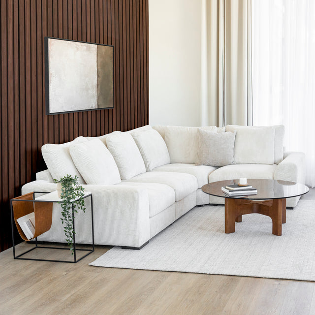 Modulaire d angle en tissu corduroy creme avec table basse en bois et decor minimaliste sur tapis clair.