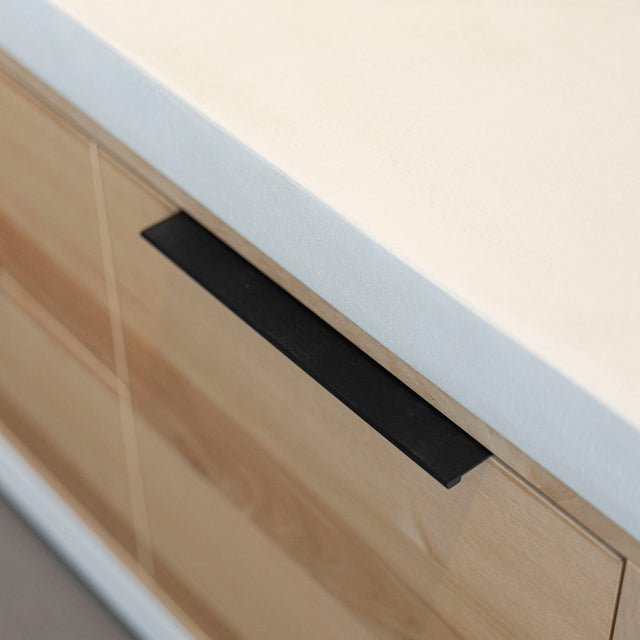 Meuble TV moderne en bois clair avec structure en béton blanc, rangements fermés et etagere ouverte, ideal pour salon contemporain.