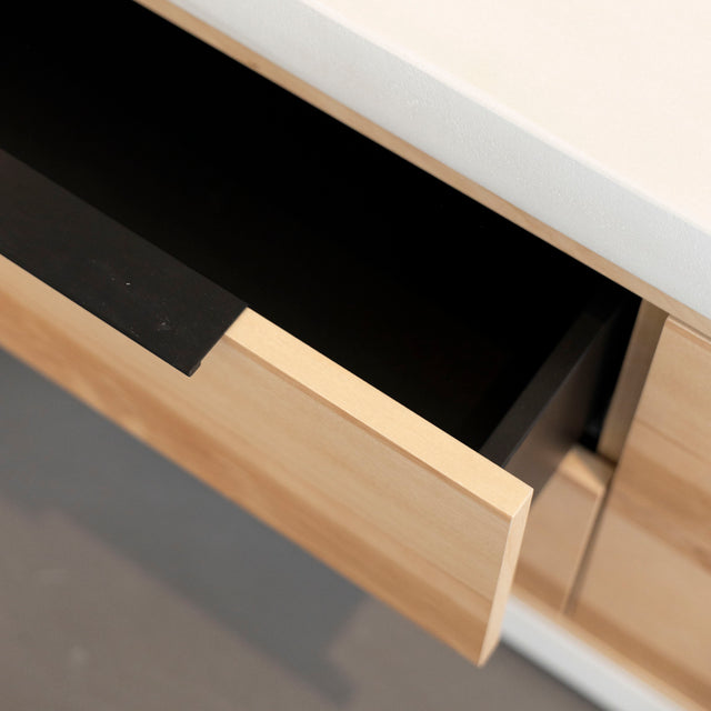 Meuble TV moderne en bois clair avec structure en béton blanc, rangements fermés et etagere ouverte, ideal pour salon contemporain.