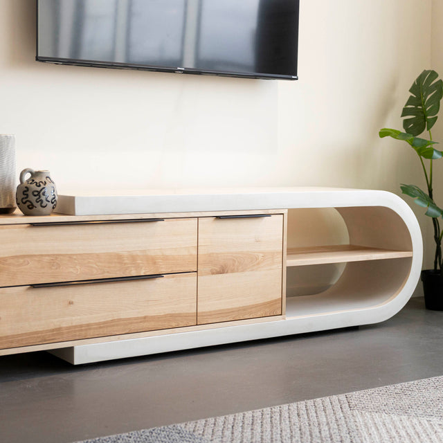 Meuble TV moderne en bois clair avec structure en béton blanc, rangements fermés et etagere ouverte, ideal pour salon contemporain.