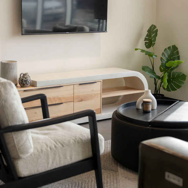 Meuble TV moderne en bois clair avec structure en béton blanc, rangements fermés et etagere ouverte, ideal pour salon contemporain.