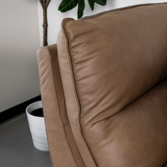 dossier de canape en cuir brun clair avec coutures fines et finition elegante.