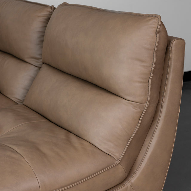 dossier et assise de canape en cuir brun clair avec coutures elegantes.