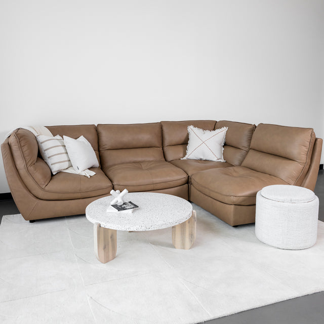 dossier et assise de canape en cuir brun clair avec coutures elegantes.