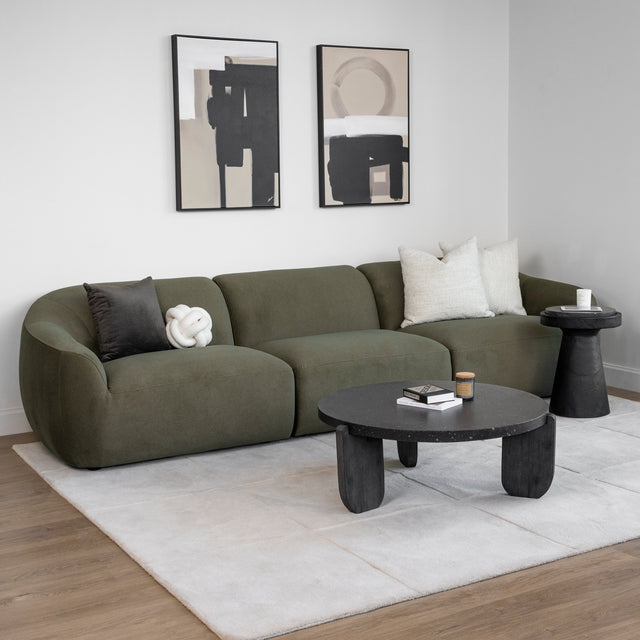 Canape d angle vert olive au design moderne avec coussins et table basse noire.
Canape d angle vert olive contemporain avec coussins clairs et table basse noire.