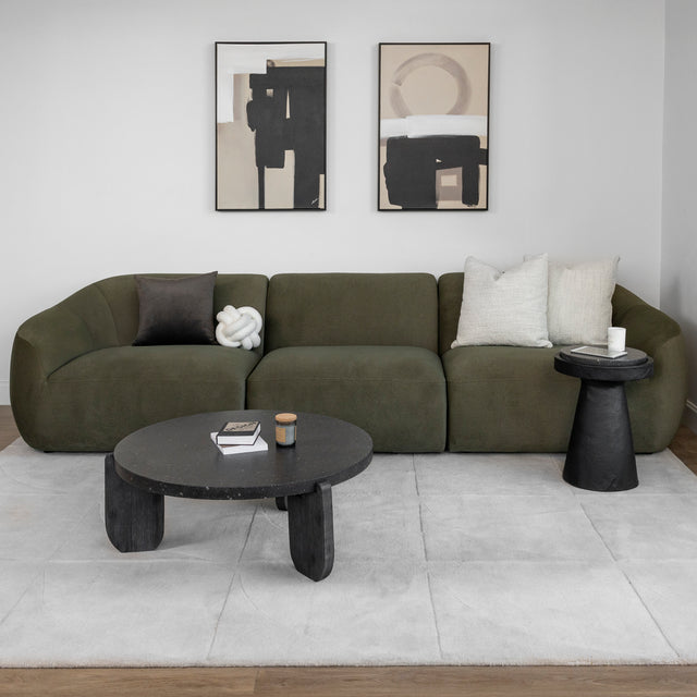 Canape d angle vert olive au design moderne avec coussins et table basse noire.
Canape d angle vert olive contemporain avec coussins clairs et table basse noire.
