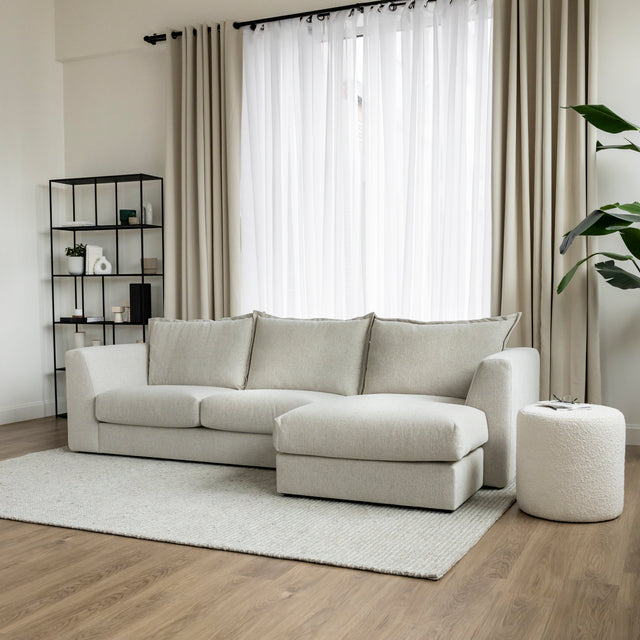 canape beige clair avec meridienne dans salon epure sur tapis creme.