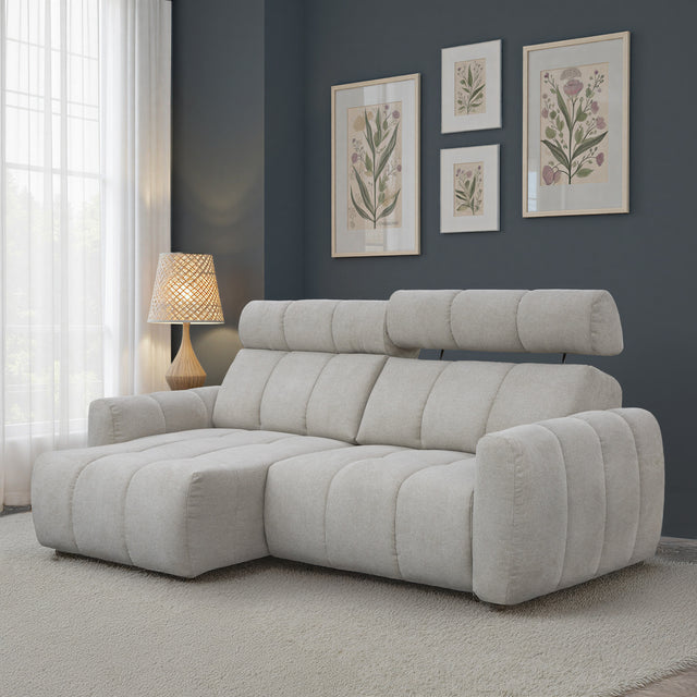 sofa modulaire en tissu gingembre, têtière inclinable, au design moderne installé dans un salon élégant et lumineux.