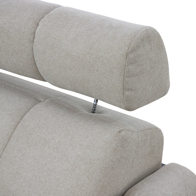 sofa modulaire en tissu gingembre, têtière inclinable sur fond blanc.