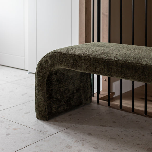 Banc en velours vert olive dans un interieur moderne.