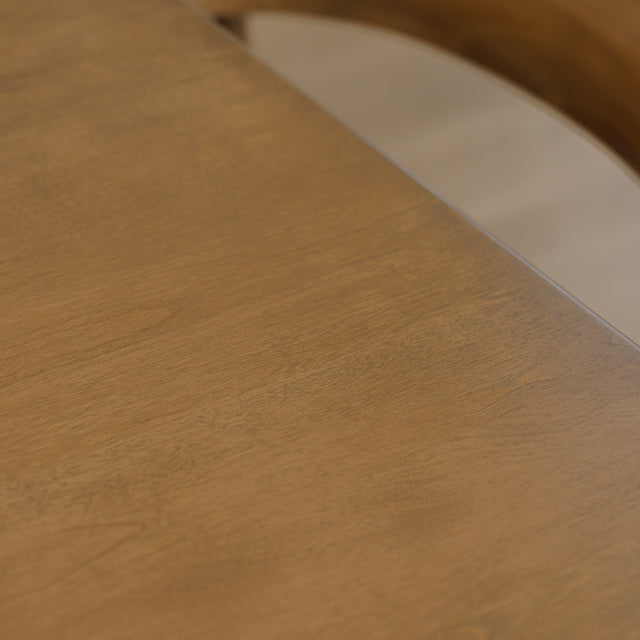 Table de cuisine en bois avec chaises rembourrées dans un intérieur minimaliste lumineux.