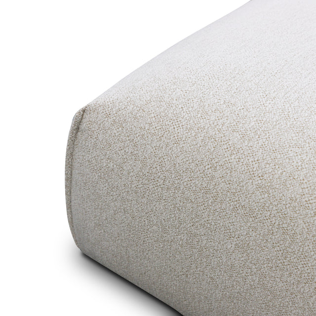 sofa modulaire en tissu crème marbré et tissu bordeau, au design contemporain sur un fond blanc.