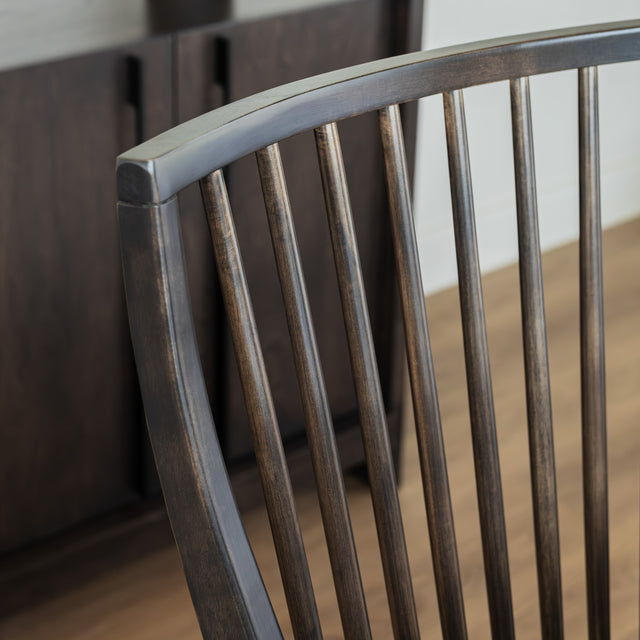 Chaise de salle à manger en bois foncé avec dossier à lattes et assise rembourrée en tissu beige.