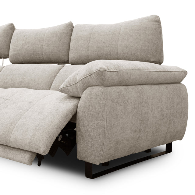 sofa modulaire en tissu sable fin, inclinable, au design contemporain sur fond blanc.