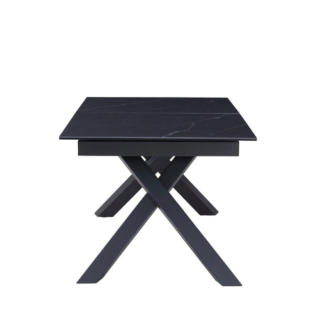 table de salle à manger extensible en céramique noire avec pattes angulaire sur fond blanc