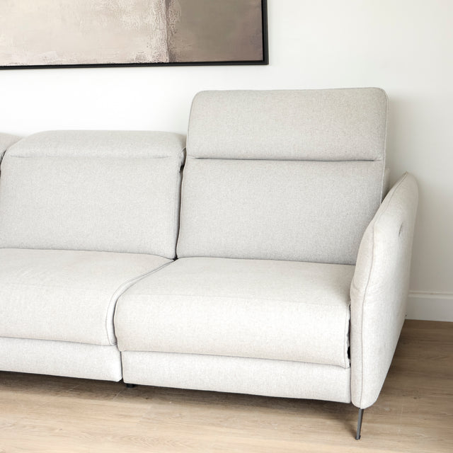 Sectionnel en tissu greige avec pattes noires, design moderne et assises confortables pour salon contemporain.