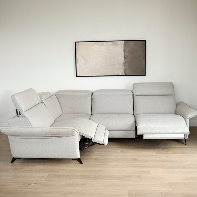 Sectionnel en tissu greige avec pattes noires, design moderne et assises confortables pour salon contemporain.