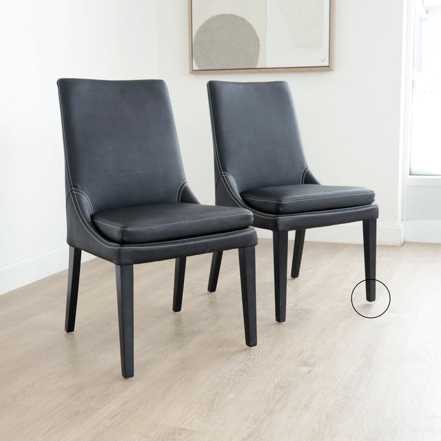 chaises de salle a manger noires au design moderne sur pieds en bois.