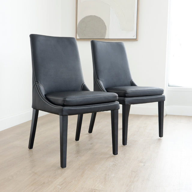 chaises de salle a manger noires au design moderne sur pieds en bois.