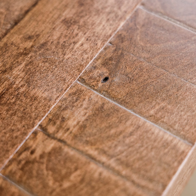 coin de table en bois massif avec texture naturelle et pied metallique noir.