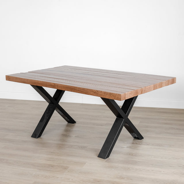 table basse en bois massif avec pieds croises metalliques noirs.