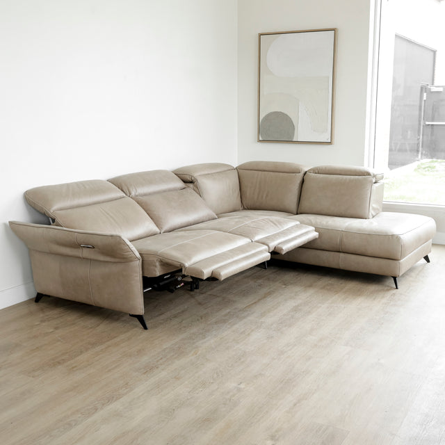 canape d angle beige en cuir avec tetiere reglable et assise relevee design moderne.