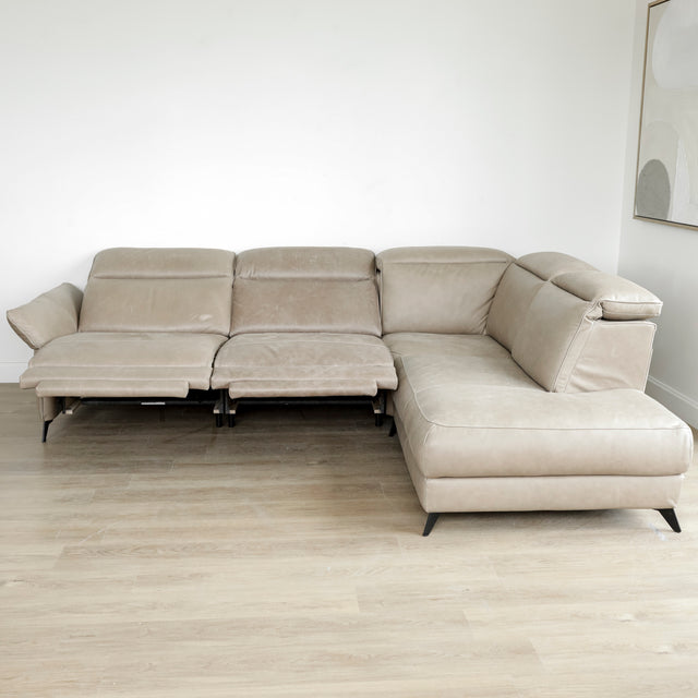 canape d angle beige en cuir avec assises inclinables et tetiere reglable contemporaine.
