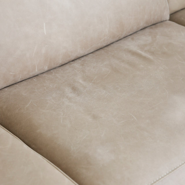 gros plan sur le cuir beige lisse et texture du coussin de canape moderne.