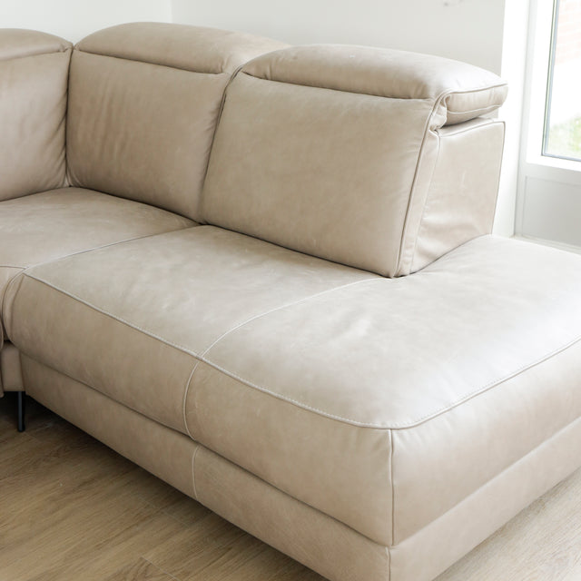 detail du canape d angle en cuir beige avec tetiere reglable design moderne.