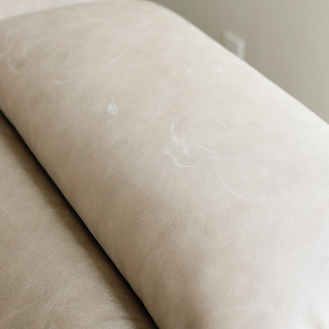 gros plan sur le cuir beige lisse et texture du dossier de canape moderne.