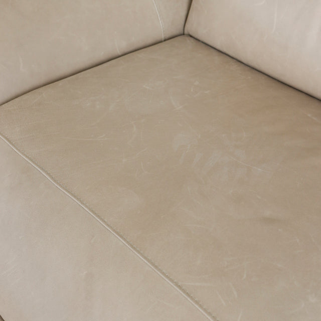 gros plan sur le cuir beige lisse et texture du coussin de canape moderne.