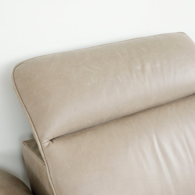 zoom sur tetiere reglable en cuir beige du canape design contemporain.