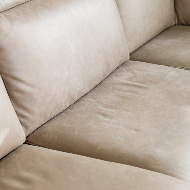 gros plan sur le cuir beige lisse et texture du dossier de canape moderne.