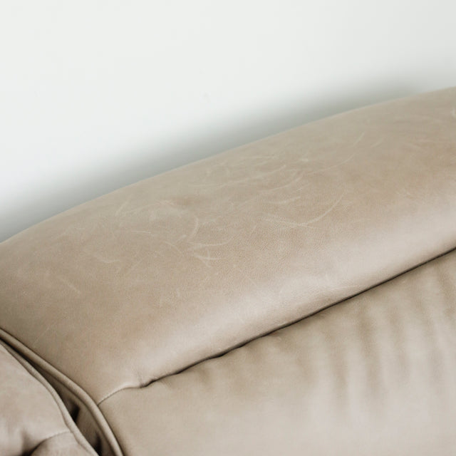 gros plan sur le cuir beige lisse et texture du dossier de canape moderne.