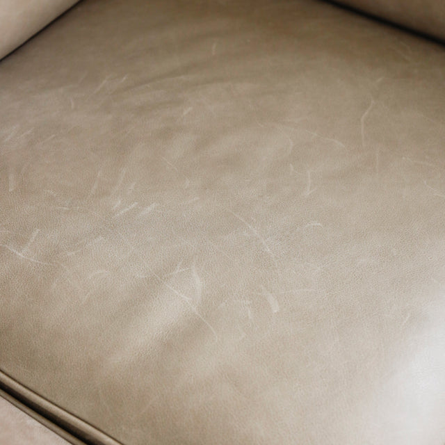 gros plan sur le cuir beige lisse et texture du dossier de canape moderne.