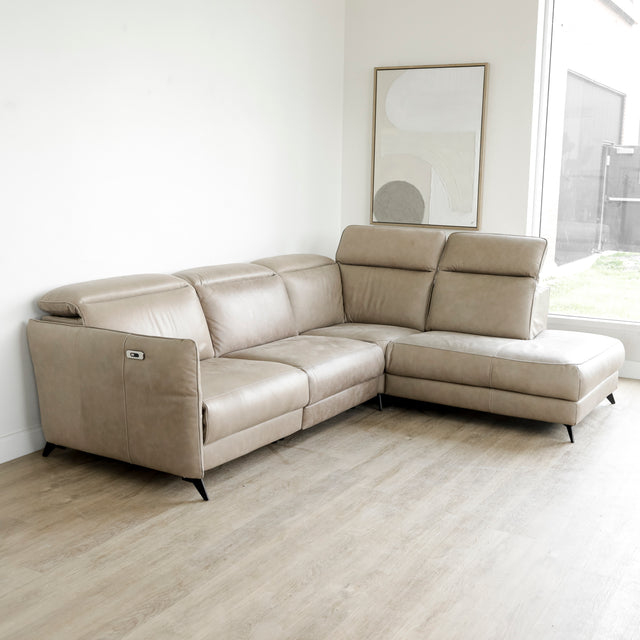 canape d angle beige en cuir avec assises inclinables et tetiere reglable contemporaine.