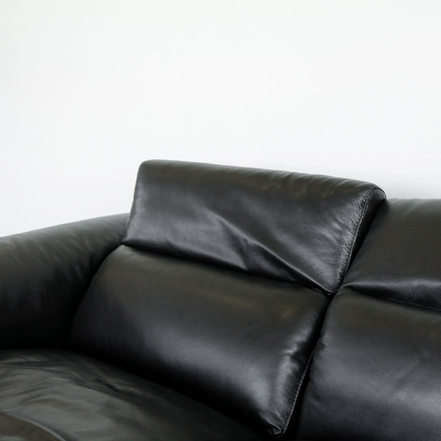 dossier reglable en cuir noir du canape montrant la texture souple et finition elegante.