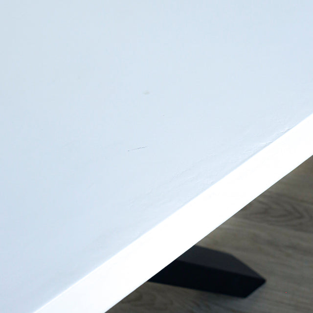 Table ROCHEFORT 40" x 80" en béton couleur poussière de lune avec pattes Chloé en acier