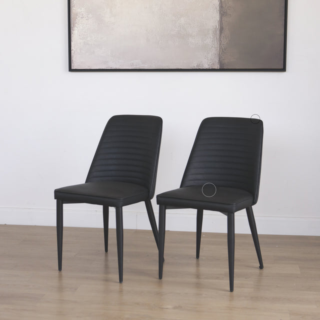 ensemble de chaises moderne en simili cuir noir avec dossier a coutures horizontales et pieds en metal avec des cercles indiquant les défauts