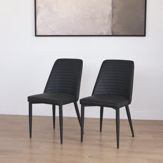 ensemble de chaises moderne en simili cuir noir avec dossier a coutures horizontales et pieds en metal.