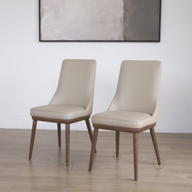 Ensemble de deux chaises de cuisine Iris en cuir taupe ciblant les défauts