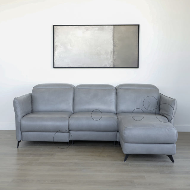 Canape avec chaise longue droite en cuir gris clair avec pieds noirs avec cercles indiquant les défauts