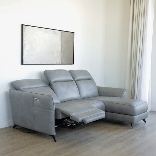 Canape inclinable avec chaise longue droite en cuir gris clair avec pieds noirs.