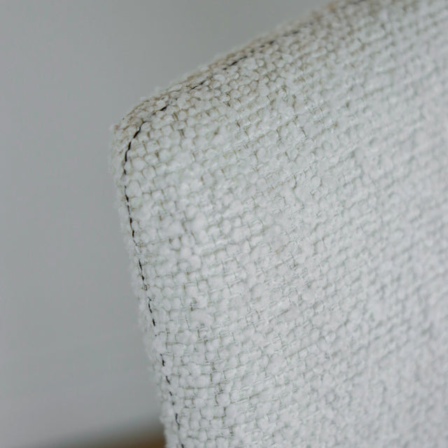 image rapprochée d'un ensemble de chaises modernes en tissu bouclé ivoire avec pieds en bois pâle