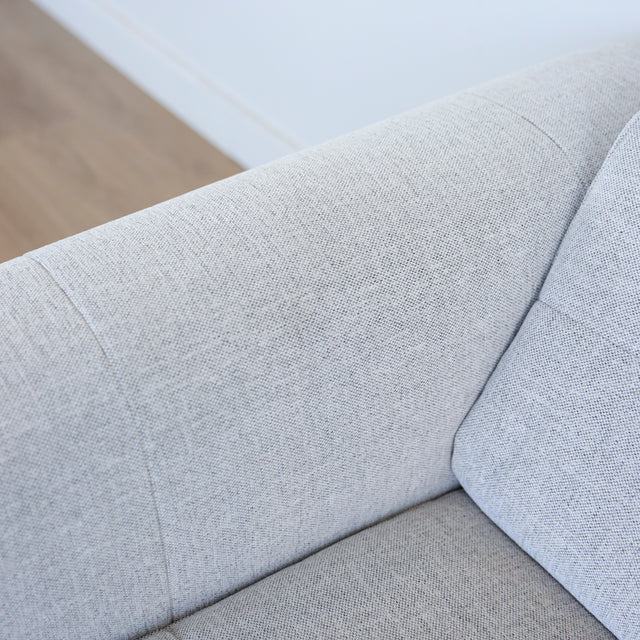 Imagee rapprochée d'un Modulaire d'angle moderne avc chaise longue gauche en tissu gris clair.