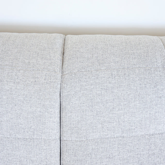 Imagee rapprochée d'un Modulaire d'angle moderne avc chaise longue gauche en tissu gris clair.