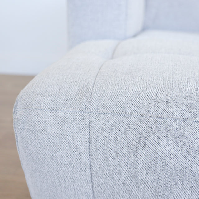 Imagee rapprochée d'un Modulaire d'angle moderne avc chaise longue gauche en tissu gris clair.