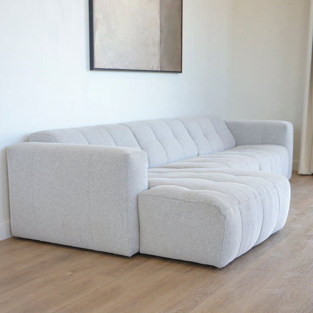 Modulaire d'angle moderne avc chaise longue gauche en tissu gris clair.