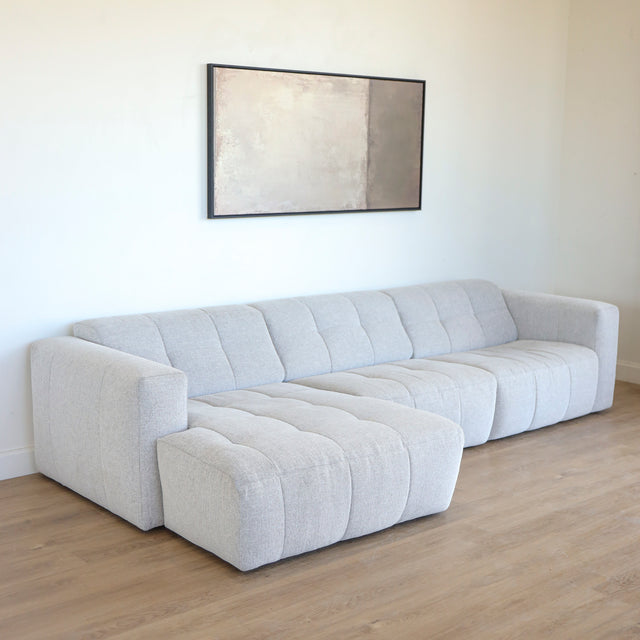 Modulaire d'angle moderne avc chaise longue gauche en tissu gris clair.